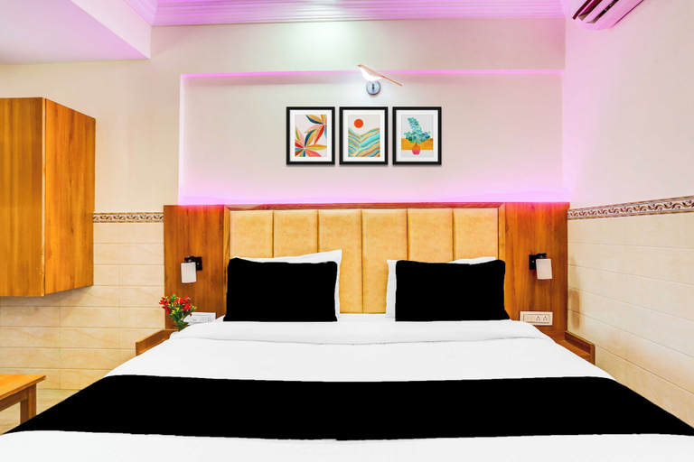 Room 2, Townhouse Ambawadi Bus Terminal, Ahmadabad