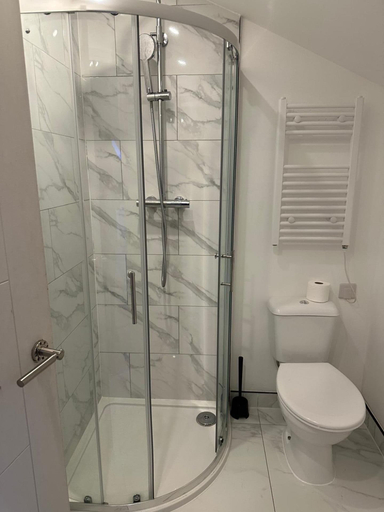 Bathroom 2, Apartment Sleeps 3 Near High Street, London