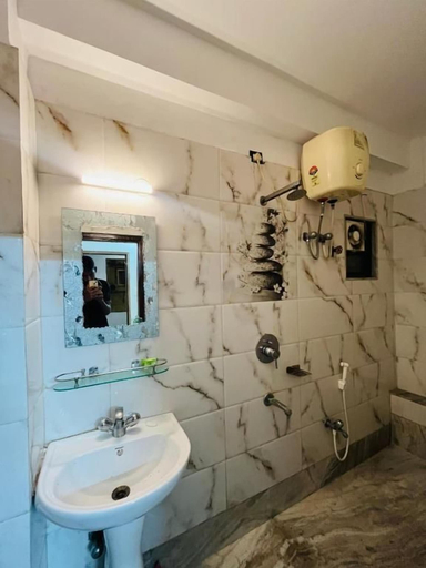 Bathroom 4, Shree Shyam Guest House, Darjiling