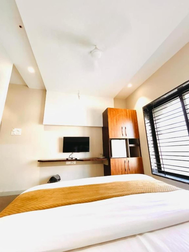 Room 4, shree gurukripa inn, West Nimar