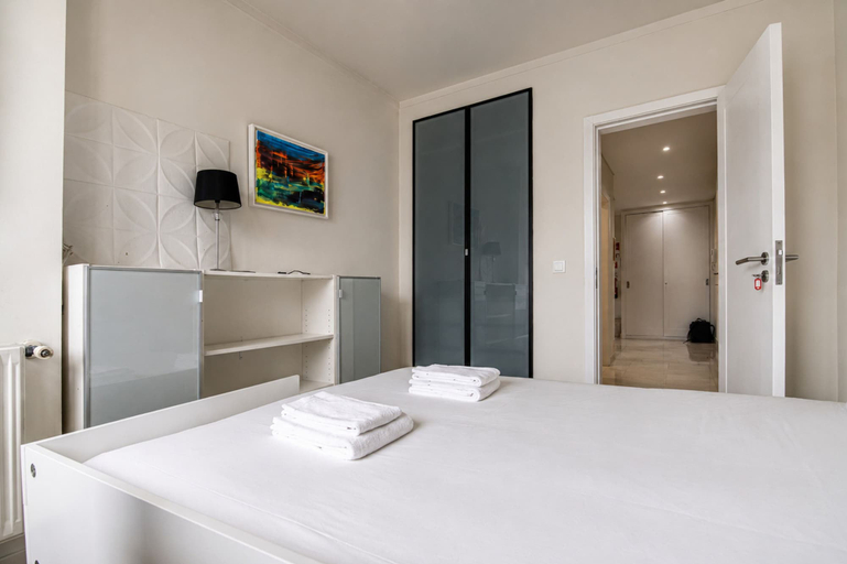 Room 2, Nomad s Lux - Alg s the 8th Floor, Oeiras