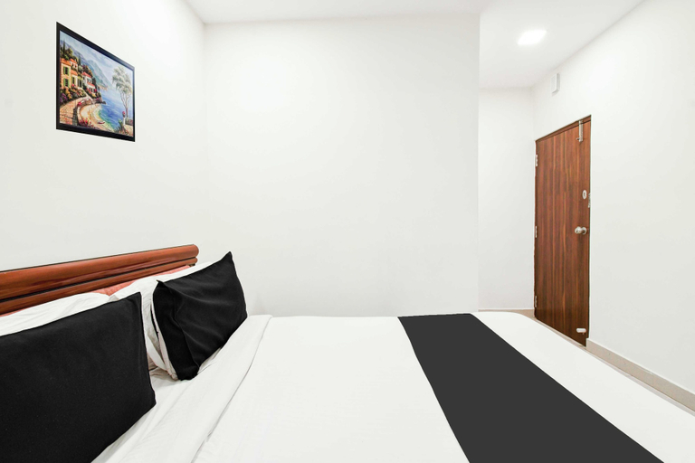 Room 3, Townhouse Durgam Cheruvu Metro Station, Hyderabad