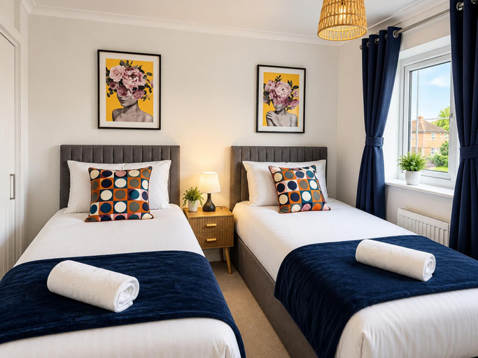 Room 5, 4-bed - Sleeps 8 - Games Room & Free Parking, Northamptonshire