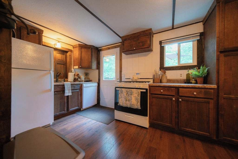 Private kitchen 5, Charming Creekside Villa With Hot tub, Hocking