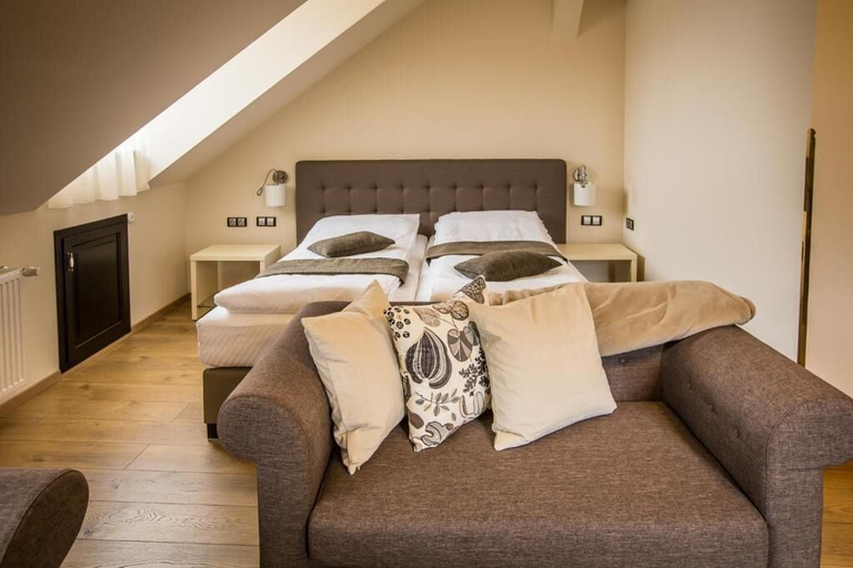 Room 1, Kokel, Dumbraveni
