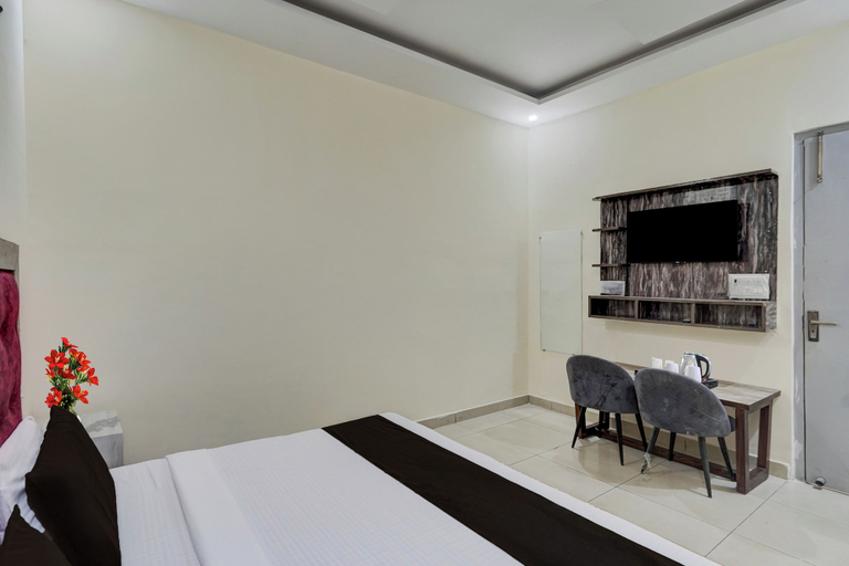 Room 4, Hotel O Meerut Central College Formerly, Meerut