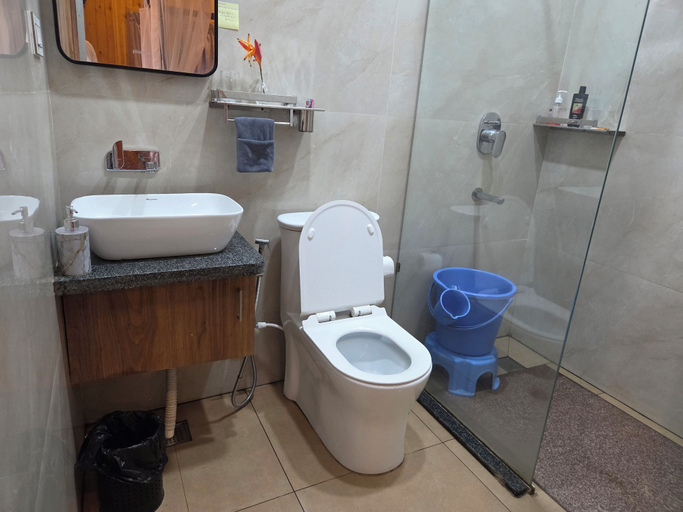 Bathroom 4, Captain's Camp, Uttara Kannada