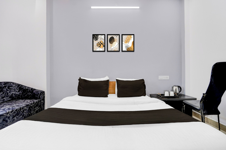 Room 5, OYO Hotel O Gomti Nagar Near Amity, Lucknow