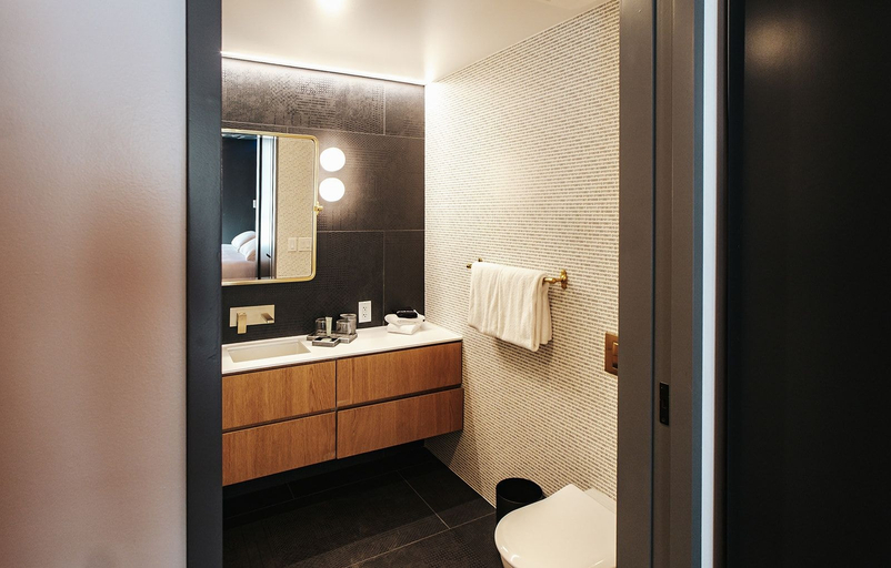 Bathroom 3, bohème, Travis