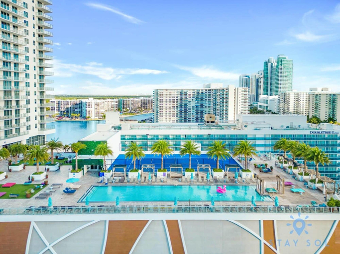 Room 5, Luxury 2BR Pools Free Parking, Broward