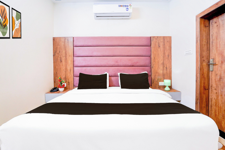 Room 4, Townhouse Govardhan, Mathura