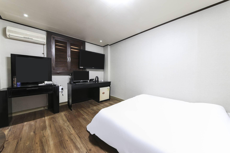 Bedroom 3, Gunsan B and B Hotel, Gunsan