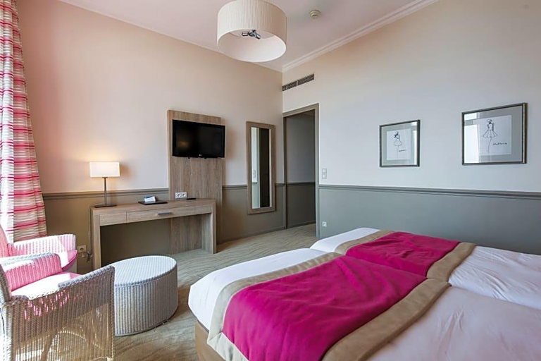 Bedroom 3, Hotel Vacances Bleues Royal Westminster, Alpes-Maritimes