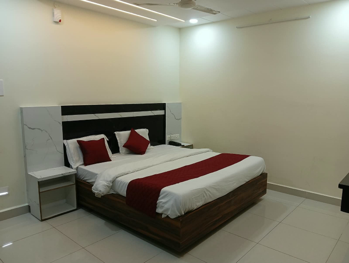 Room 5, HOTEL RK GRAND, Guntur