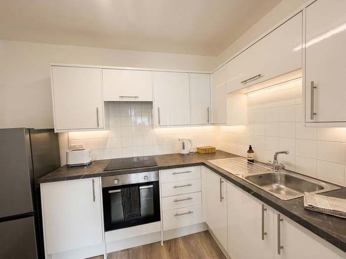 Interior 5, Stylish 3-bed Apartment - Caterham - Sleeps 5, Surrey