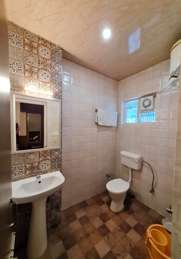 Bathroom 4, Hotel Diplomat, Shimla