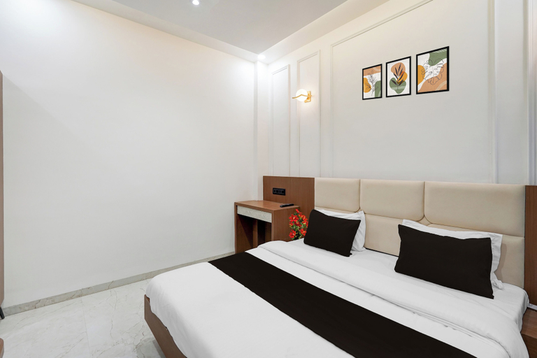 Room 3, Super Collection O Ujjain Central, Ujjain
