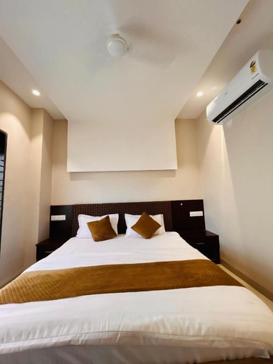 Room 2, shree gurukripa inn, West Nimar