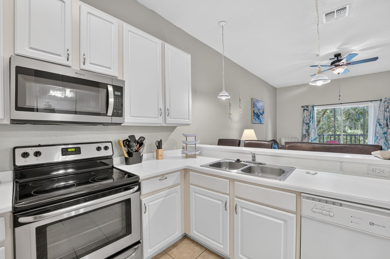 Private kitchen 4, 3BR Condo for 8 at Bahama Bay Resort, Polk