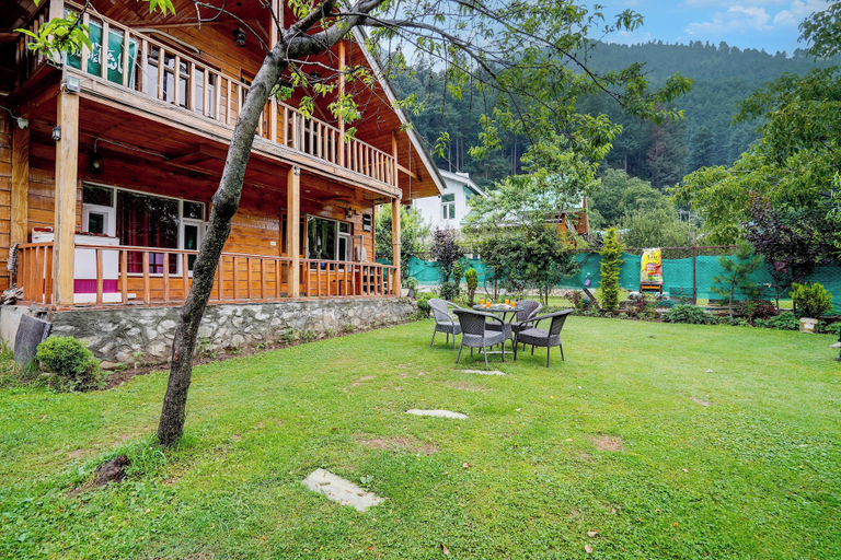 Outdoor dining 3, DanCenter Riverside Lexus Regency, Anantnag