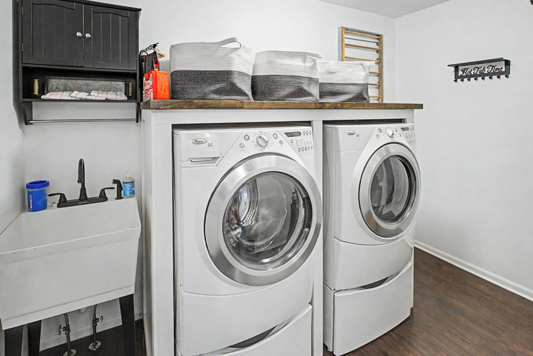 Laundry, Erlanger 4BR Hot Tub, Pool Table Sleeps 10, Kenton