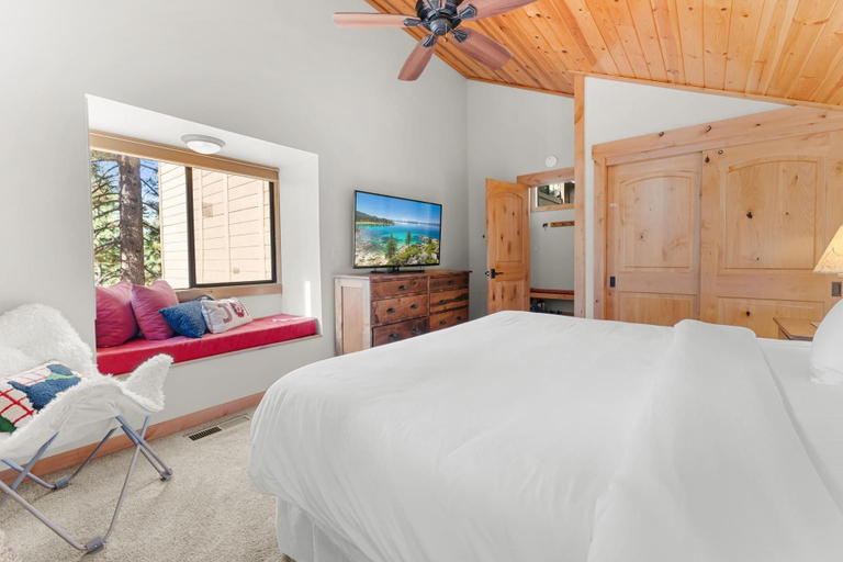 Room 3, Indian Hills Charming Townhome 3 Bedroom Townhouse, Placer