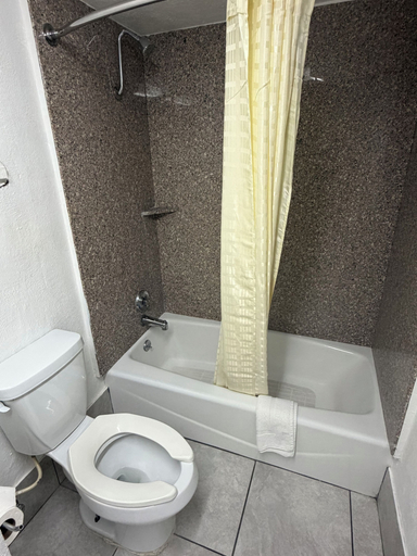 Bathroom, Trade Winds Motel, Arlington