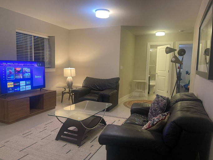 Living room 4, Elegant 2 Bedroom -1 Bath Luxury Suite, Greater Vancouver