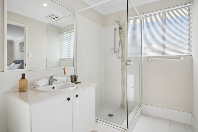Bathroom 2, Luxury Waterfront 5-bed Family Home Near Mandurah, Mandurah