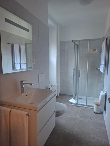 Bathroom 2, Castello Osteria & Pizzeria, Vallemaggia
