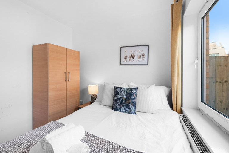 Room 4, 4-Bed Townhouse in Thamesmead Sleeps 10, London