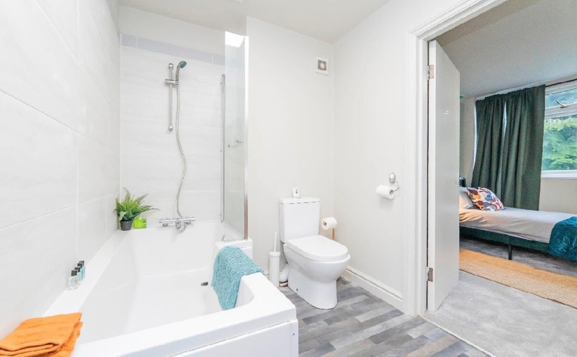 Bathroom 4, Apartment Sleeps 3 - Parking - Wifi & Tv, Birmingham