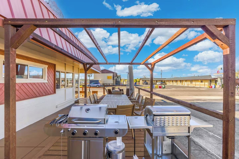 Outdoor dining 5, 4 Highlander, Coconino
