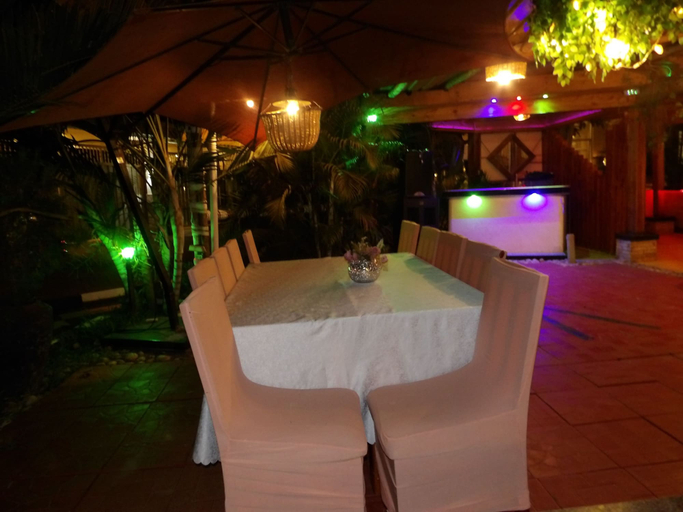 Outdoor dining, Warmers Hotel, Busiiro