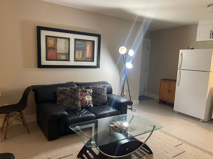 Living room 2, Elegant 2 Bedroom -1 Bath Luxury Suite, Greater Vancouver