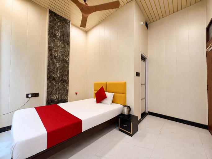 Room 5, Hotel JSR Inn, Mathura
