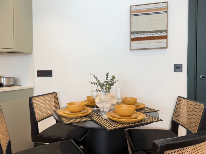 Dining room 5, Chic Exposed-brick 1BR - Manchester Centre - Gym, Manchester