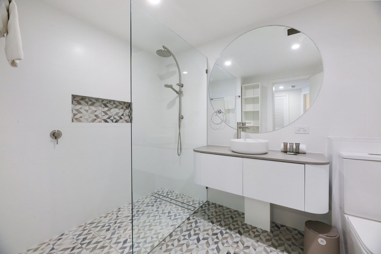Bathroom 2, Tranquil Waterfront Retreat Broadbeach Waters, Gold Coast