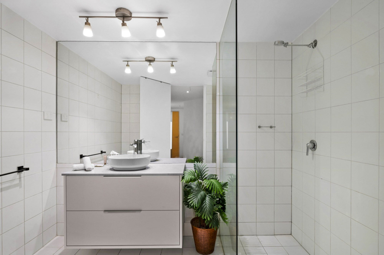Bathroom 4, Melbourne 1-bed Apartment Flinders Street, Melbourne