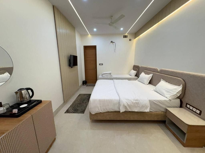 Room 5, Hotel Shri Radha Krishnam, Mathura