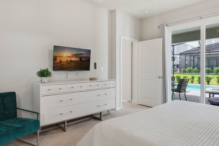 Room 5, Chic Retreat in Orlando With Pool and Game Room, Lake