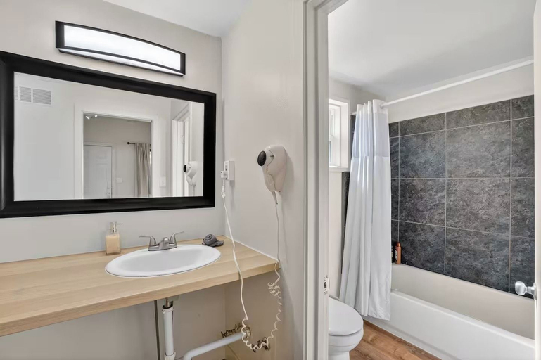Bathroom, 4 Highlander, Coconino