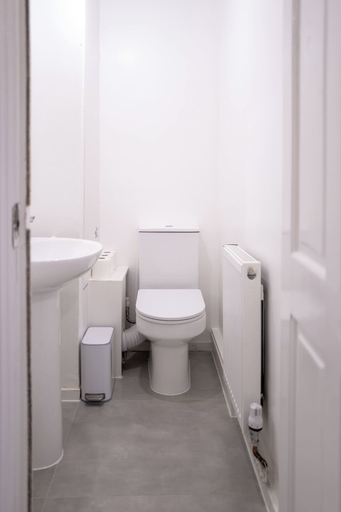 Bathroom 4, Modern 3BD Flat Hoxton & Shoreditch N1, London