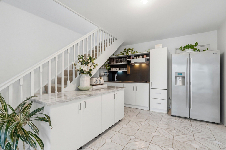 Living room 5, Spacious 3-bedroom Townhouse Near Terrigal Beach, Gosford - East