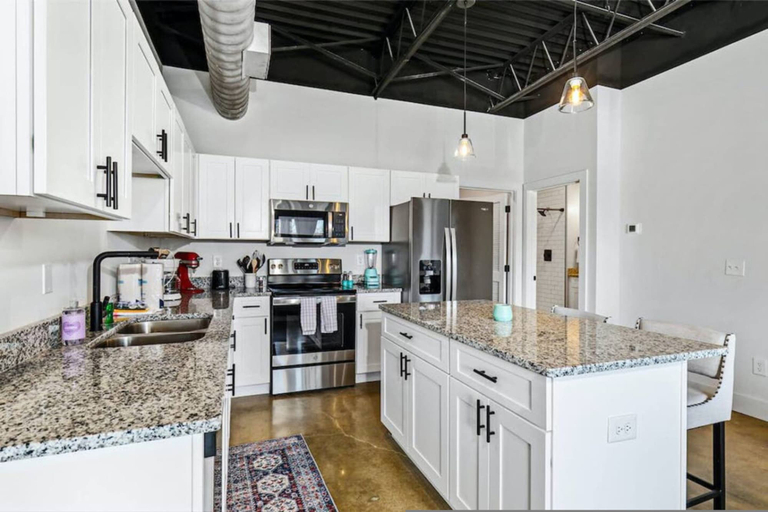 Room 1, Condo Minutes to Downtown - pet Friendly w Parking, Davidson