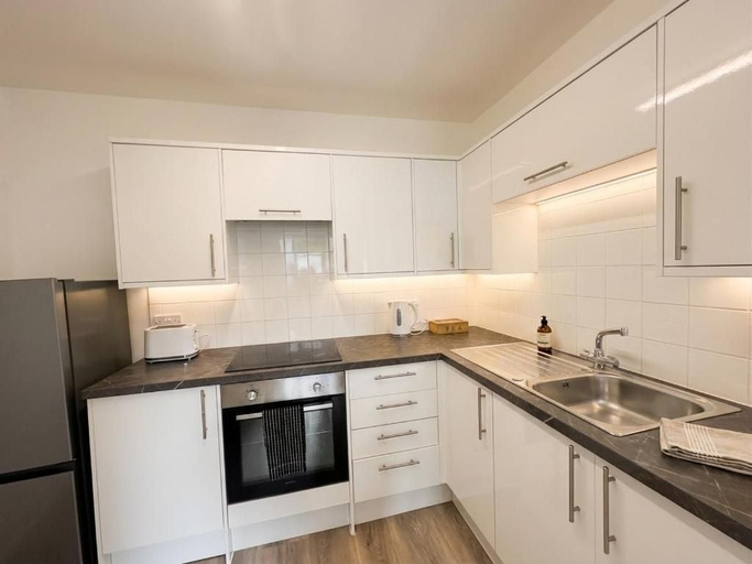 Interior 4, Stylish 3-bed Apartment - Caterham - Sleeps 5, Surrey