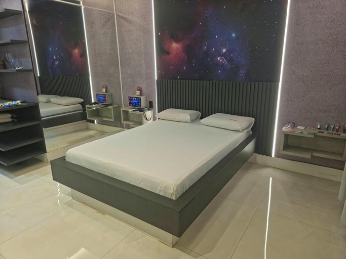 Room 5, Luxus Motel, Tucano