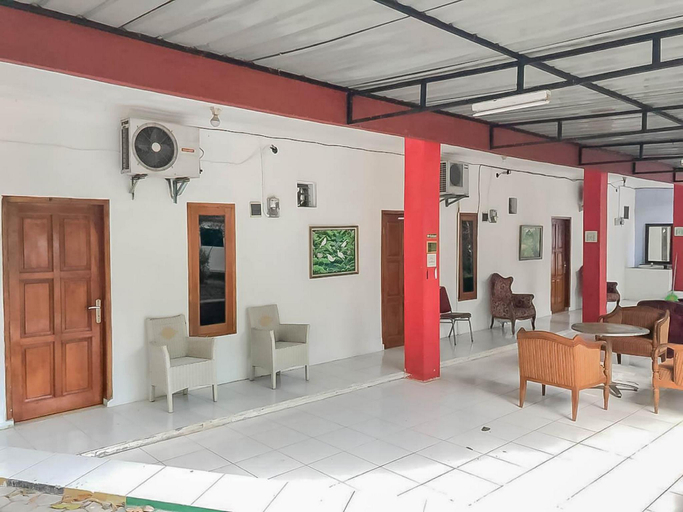 Public Area, Rumah Panggung Guest House Syariah Mitra RedDoorz, Cirebon