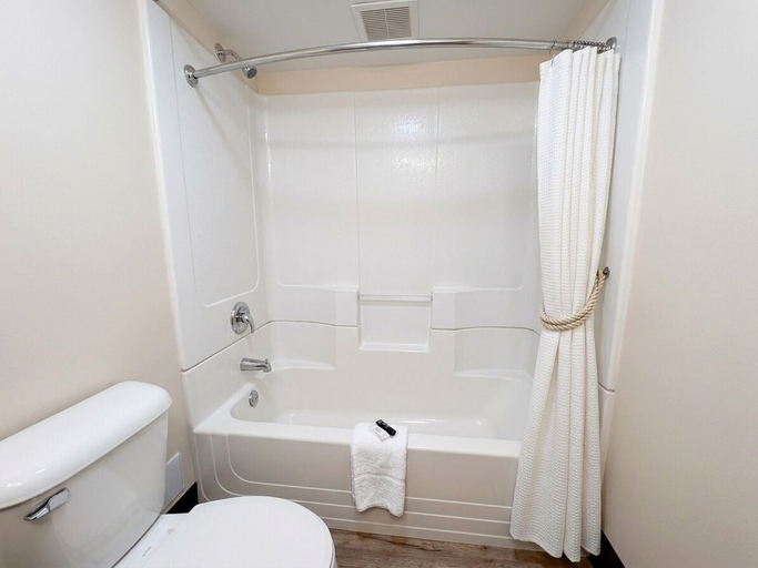 Bathroom 2, Cedar Inn Motel, Division No. 17