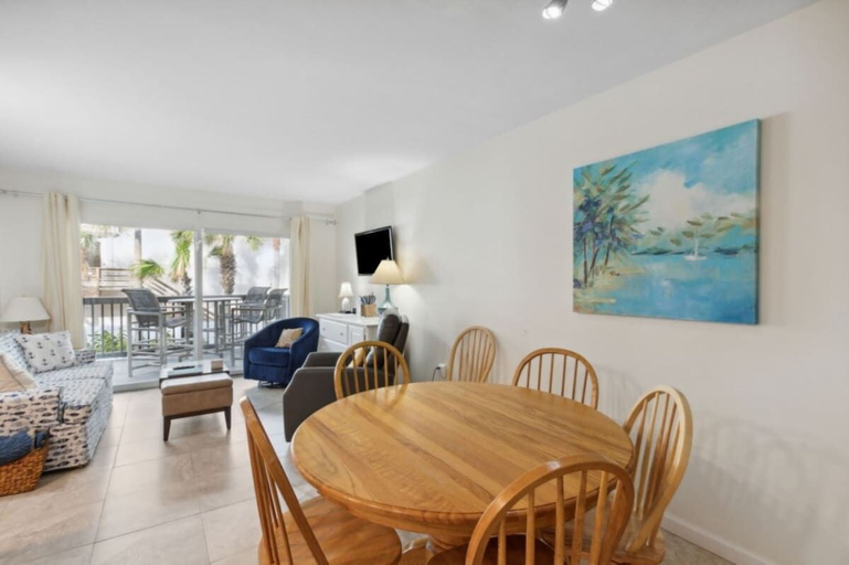 Room 2, Oceanfront Condo Pool Direct Beach, Nassau